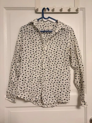 Vit skjorta med svarta blad - Skriv för fler bilder eller vid frågor<3
