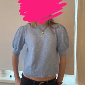 Ljusblå puffärmströja från H&M - Supersöt ljusblå tröja från vero Moda  med puffärmar och ribbade muddar. Säljer eftersom den inte kommer till användning 💞