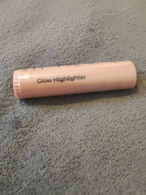Glow Highlighter stick från MCoBeauty - Glow Highlighter stick från MCoBeauty i en ljusrosa hylsa. Perfekt för att ge ansiktet en fräsch glow och highlighta kindben, näsrygg eller amorbåge. Smidig att ta med i väskan och enkel att applicera direkt på huden.