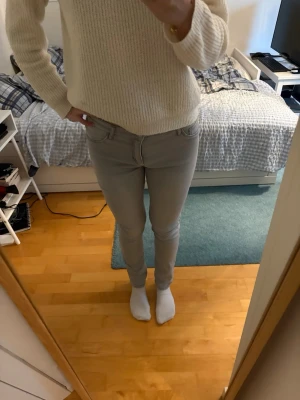 Ljusgrå skinny jeans - Säljer ett par ljusgrå skinny jeans med klassisk femficksmodell och normalhög midja. Jeansen har smal passform hela vägen ner och är perfekta till en avslappnad vardagslook. Materialet är stretchigt för extra komfort. Nyskick 499.