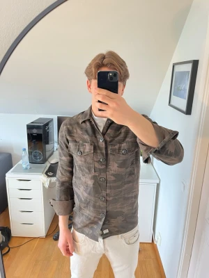 Camo overshirt med knappar från Jack & Jones - Stilren overshirt i camouflage-mönster ifrån Jack & Jones, ny med prislapp (org pris 699kr) hör gärna av dig vid frågor
