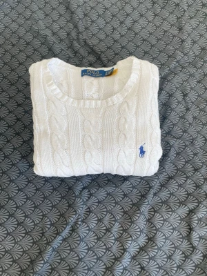 Vit kabelstickad tröja Polo Ralph Lauren - Storlek S, inga tydliga märken eller hål.Pris kan diskuteras. Dm om frågor eller mått.