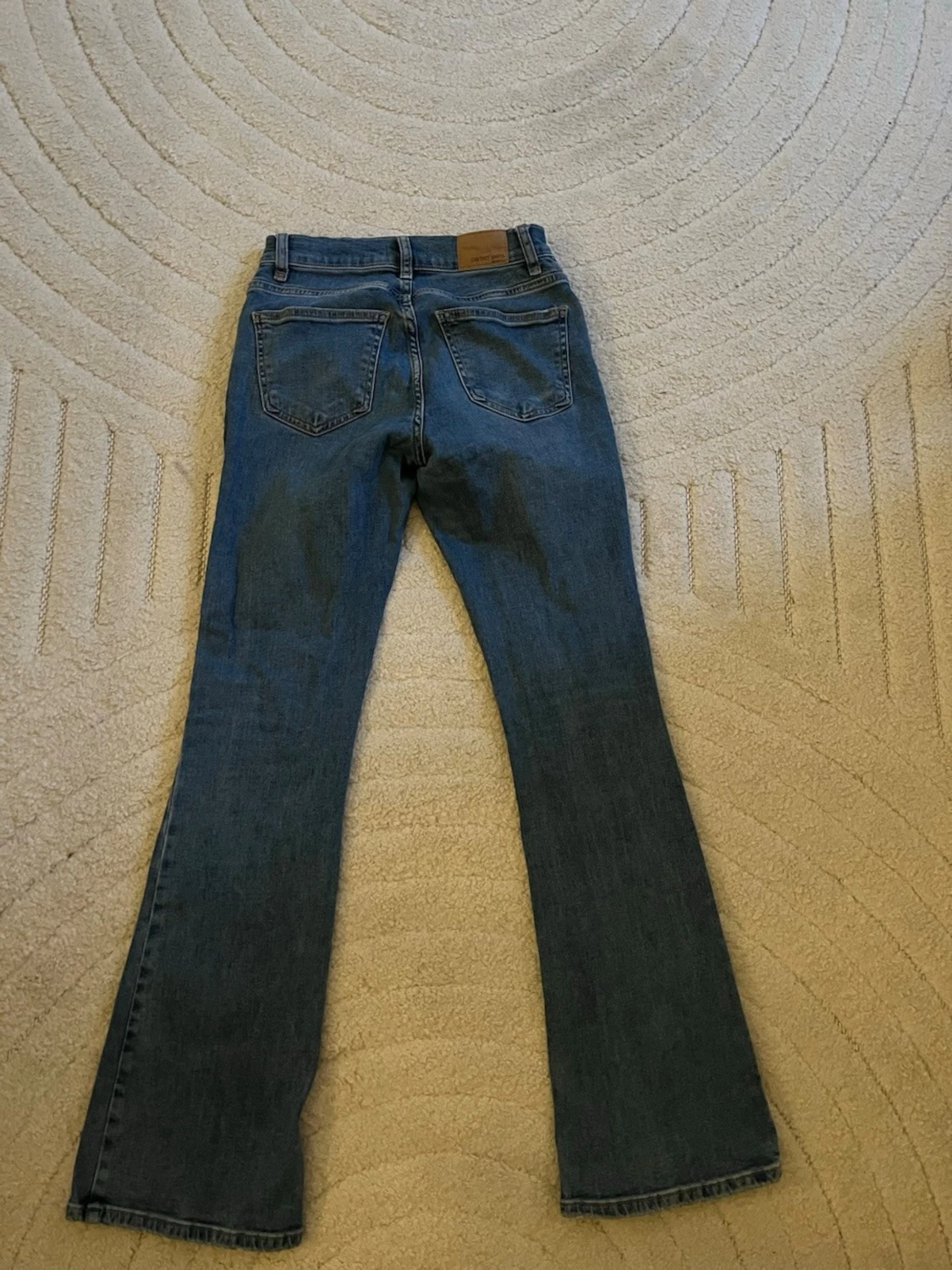 Blå bootcut jeans från Gina - 1