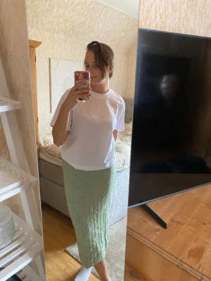 Stickad långkjol - Ljusgrön stickad långkjol, använd fåtal gånger