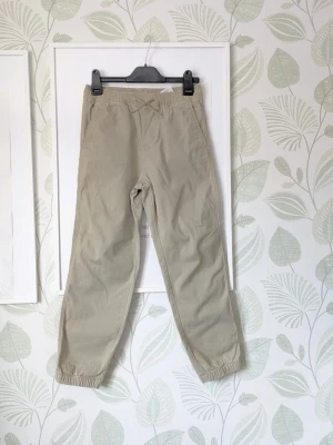 Byxor H&M Storlek 146 - - Oanvänd.  - Lite kraftigare i kvalite.  - Lite lite ljusa partier kan synas i kant/söm då byxan är strykt innan fotografering av plagget..  - Jag kan ha missat någon miniskavank men jag har försökt att granska plagget så gott det går