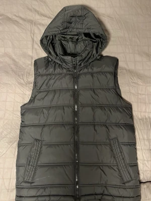 Väst - Tja säljer en svart väst från Clockhosue i storlek S inga defekter hör av dig vid frågor eller funderingar