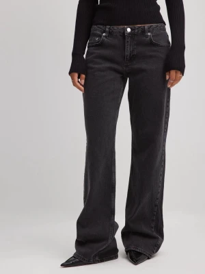 Svarta/grå raka jeans med låg midja - Snygga svart/grå jeans med rak passform och låg midja från NAKD. Aldrig använda, helt i nyskick, enbart testade och lappen kvar! Säljer för de inte passade mig💕nypris 699