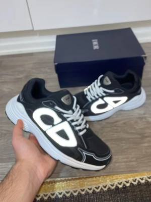 cd b30 - Tjena säljer ett par riktigt feta cd b30 i svart med reflekterande loga 💯 skriv vid intresse 🙏