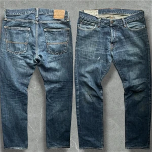 Vintage Abercrombie & Fitch Jeans - Snygga Abercrombie Jeans med straight passform. Jeansen har en liten färg fläck på fram och baksidan men annars i bra skick! Modellen är 183cm. Midja 45cm, Längd 105cm, Benvidd 19,5cm. Skriv vid funderingar💬 