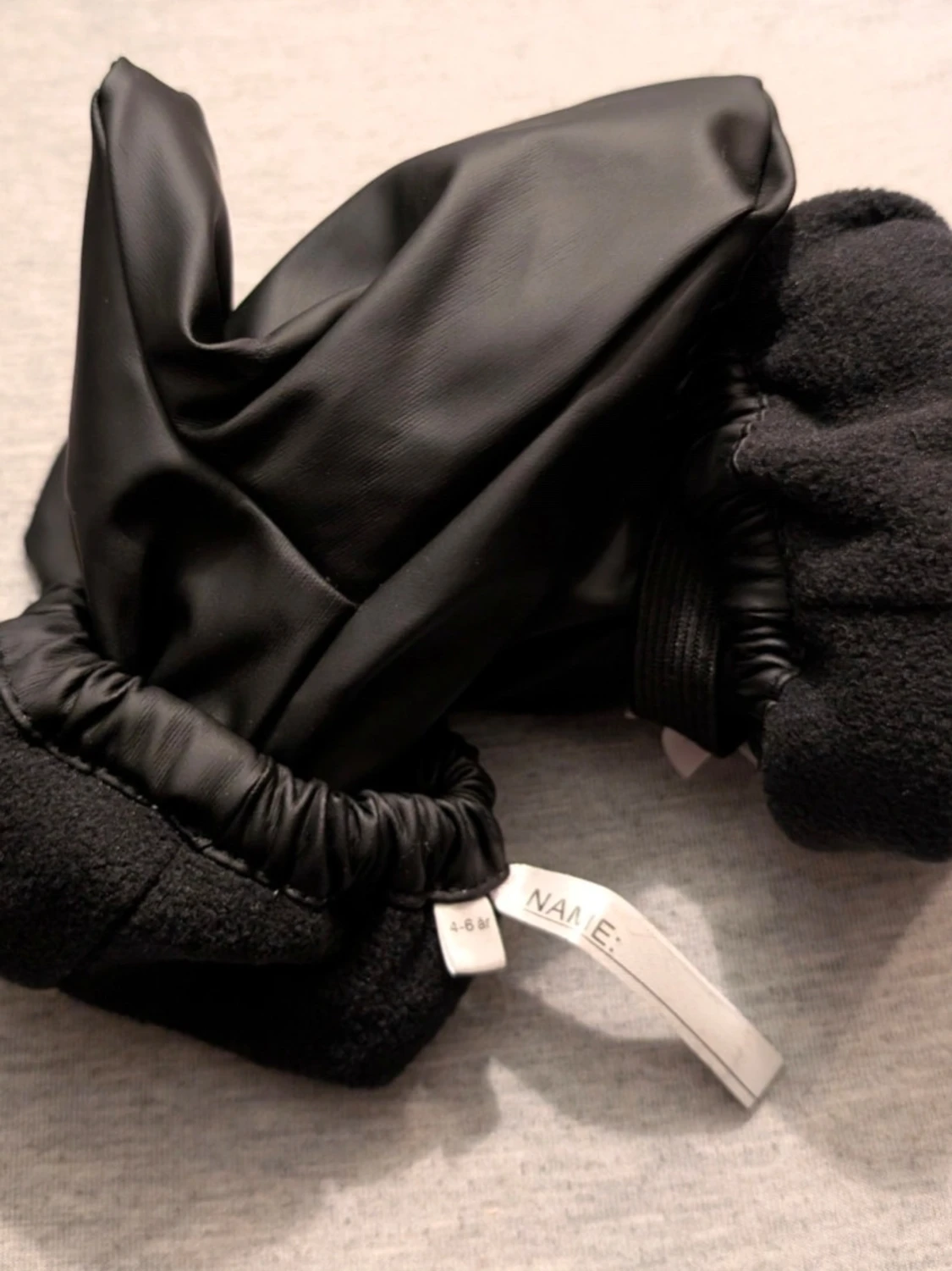 Svarta tumvantar med reflexdetalj - 1