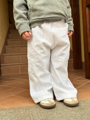 Vida byxor barn  - Byxor som jag sytt helt själv!😊 Passar 18-24m/92. Finns fler byxor och andra kläder på min hemsida EmanuelDsgn.com!  Allt är handgjort🫶🏻 Skriv om ni önskar annan strl