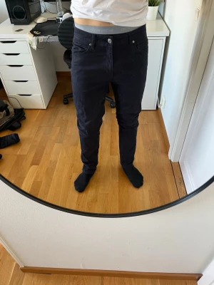 Mörkblå jeans från John Henric - Säljer ett par mörkblå Chinos från John Henric. Hör gärna av dig vid frågor!