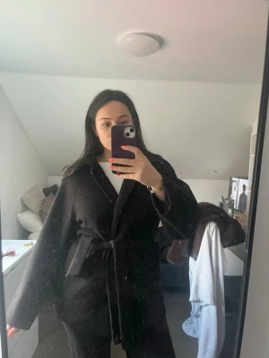 Kappa gina - Medellång kappa från Gina, sparsamt använd storlek M