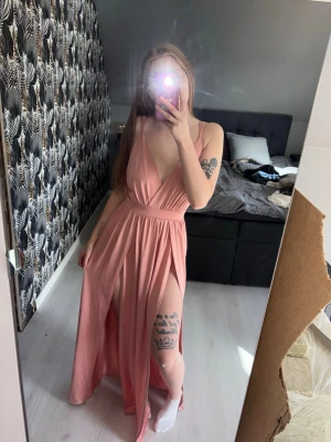 Klänning - NLY One - Super vacker rosa skimrande klänning ifrån NLY One (Nelly) 🩷 Storlek S Passar till alla tillfällen som exempelvis bröllop, bal, lärarmiddag m.m ✨ Klänningen har en body undertill och har två slits ♡   Endast använd en gång på min lärarmiddag i 9an - som ny, super fint skick!! Jag är 167cm lång för referens 🥰