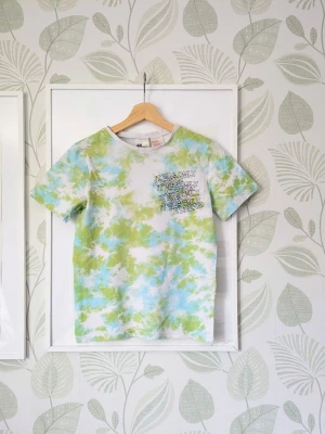 Tshirt H& M Storlek 146/152 - - I fint skick.  - Hittar inget att anmärka på kanske att den är lite lite ljusare i färg jämfört med ny.  - Jag kan ha missat någon miniskavank men jag har försökt att granska plagget så gott det går. 