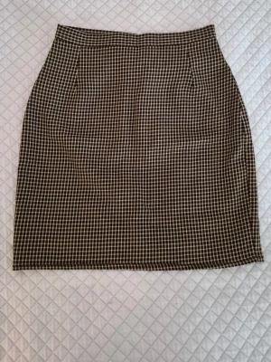 Elegant rutig kjol vintage H&M - Elegant rutig kjol från H&M, från 90-talet🌟 Storlek XS. Mycket bra kvalite med innerkjol! Perfekt för mer uppklädda tillfällen! Inga defekter. 