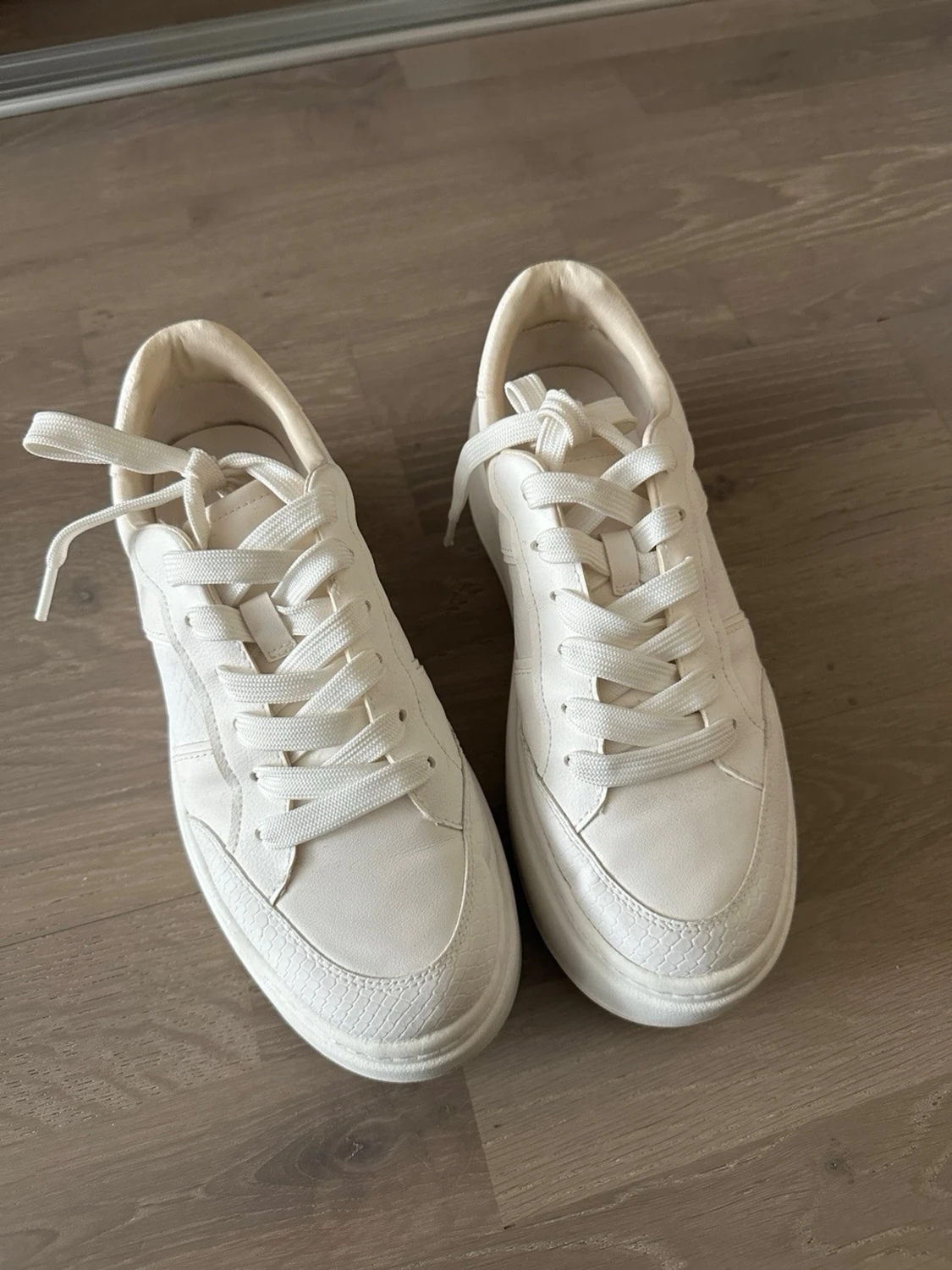 Vita chunky sneakers med platåsula