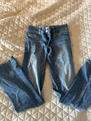 Lågmidjade bootcutjeans från H&M - Säljer dessa blåa, lågmidjade bootcutjeansen från H&M då de inte kommer till användning längre. De har börjat blivit slitna baktill. Pris kan diskuteras🙃
