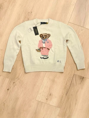 Ralph Lauren Polo Bear  - Vit Polo Bear sweater med rosa bear på framsidan | Perfekt för våren | Snygg, stilren och lätt att matcha | Helt ny i perfekt skick (10/10) | Pris: 899 kr | Ställ gärna frågor!