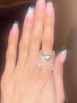 MARIA NILSDOTTER SILVERRING MED VINGAR - En helt ny ring från L8 HASSELBLAD i silver! I helt nytt skick då jag ej använder den, ringen är i onesize!! Skeiv vid frågor 