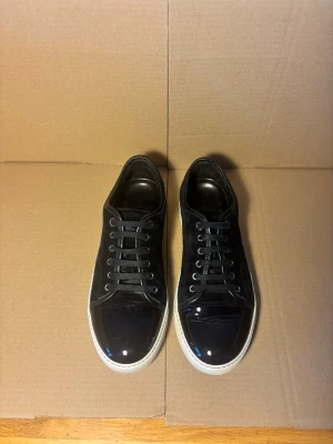 Lanvin Dbb1 Patent Cap Toe Sneaker Black 41 - Storlek 41 (passar även 42), nypris ~5000kr, 100% äkta