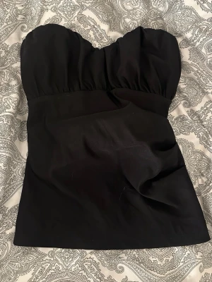 Svart populär Tubtopp  - Trendig topp från Zara. Storlek S men sitter som xs.🩷 Köpt här på plick men passade tyvärr inte på mig. Super fint skick! 