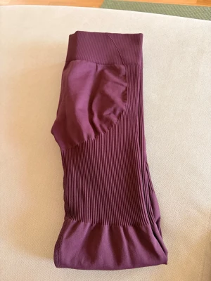 Seamless leggings Thrivin - De har hög midja, samt scrunch-effekt bak. Materialet är stretchigt, snygg passform som framhäver formerna. Oanvända bara testade. Finns matchande topp, kolla profil! 