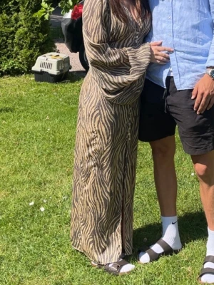 Adoore klänning zebra - Säljer en lång zebra adoore klänning. Klänningen är knappt använd och i super fint skick!