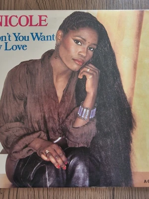 Nicole - Don't You Want My Love vinyl - Vinylskiva med Nicole, singeln 'Don't You Want My Love'. Omslaget har ett foto på Nicole i brun blus och långt flätat hår. Baksidan visar låtlista och info om albumet 'What About Me?'. Perfekt för dig som gillar soul och 80-talsmusik.