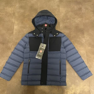 Colmar jacka  - Helt ny jacka från Colmar. Storlek Eu 48 (S). Nypris:6200kr mitt pris:2250kr. Hör av er vid frågor och funderingar! Vid snabb affär kan pris diskuteras!
