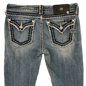 Miss me  - Lågmidjade bootcut miss me jeans i fint skick utan fläckar. Midjemåttet är 38cm (tvärs över) och innerbenslängden är 81cm❤️Jag är 168cm. Pris kan diskuteras🥰
