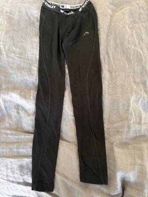 Svarta långkalsonger McKinley - Säljer ett par svarta långkalsonger från McKinley. De är långa och har en smal passform, perfekta för sport eller träning. Materialet är stretchigt och bekvämt.