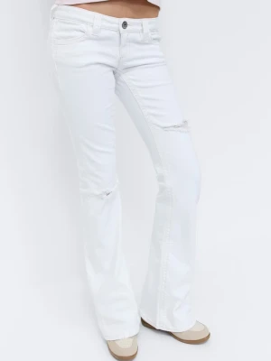 Vita flare jeans från Gina trivot - Vita flare jeans från Gina tricot  med slitna detaljer vid knäna och broderade vingar på bakfickan. Jeansen har låg midja, klassisk femficksdesign och är tillverkade i bomull. Perfekt för dig som gillar en unik och trendig stil.