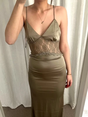 Balklänning  - Maxiklänning från Nelly i modellen Lace Insert Dress. Super fin med spets och öppen rygg. Går att knyta på valfritt sätt i ryggen. Slutsåld på hemsidan i de flesta storlekarna. Helt ny med prislapp kvar. Storlek 34, jag bär XS/S vanligtvis. Jag är ca 173cm och har inga skor på bilden.   Nypris 899kr.  Perfekt till balen eller bröllop.  Balklänning , brudtärneklänning , bridesmaid dress, bal, bröllop, maxi dress, maxi klänning