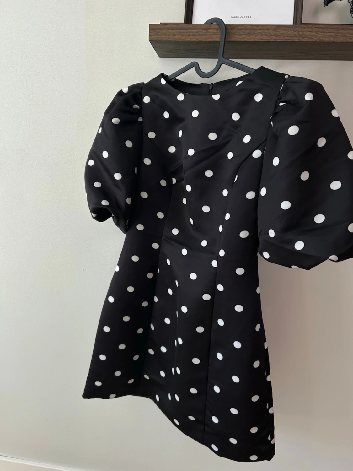 Svart prickig kort klänning