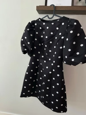 Svart prickig kort klänning - Slutsåld klänning från Gina, ny med prislapp kvar