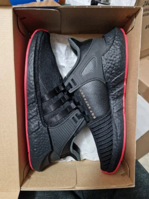Nya Adidas EQT Boost EU44.5 - Oanvända i original låda. Innermått 28.5cm 20% mer Boost än i vanliga Ultraboost vilket gör dessa till de bekvämaste Adidas skorna enligt mig. Slutsålda överallt. Inga trades eller returer. Kan hämtas i Storvreta, Uppsala. 