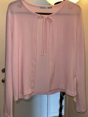 Ljusrosa cardigan med knytband - Söt ljusrosa cardigan från Lager157🩷Her endast haft på mig det ungefär 2-3 gånger. Den är i barnstorlek 150, men enkelt passar xs-s 