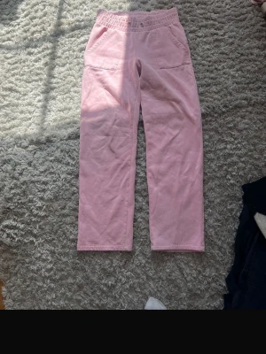 Ljusrosa mjukisbyxor - Ljusrosa mjukisbyxor med raka ben och elastisk midja och är väldigt sköna