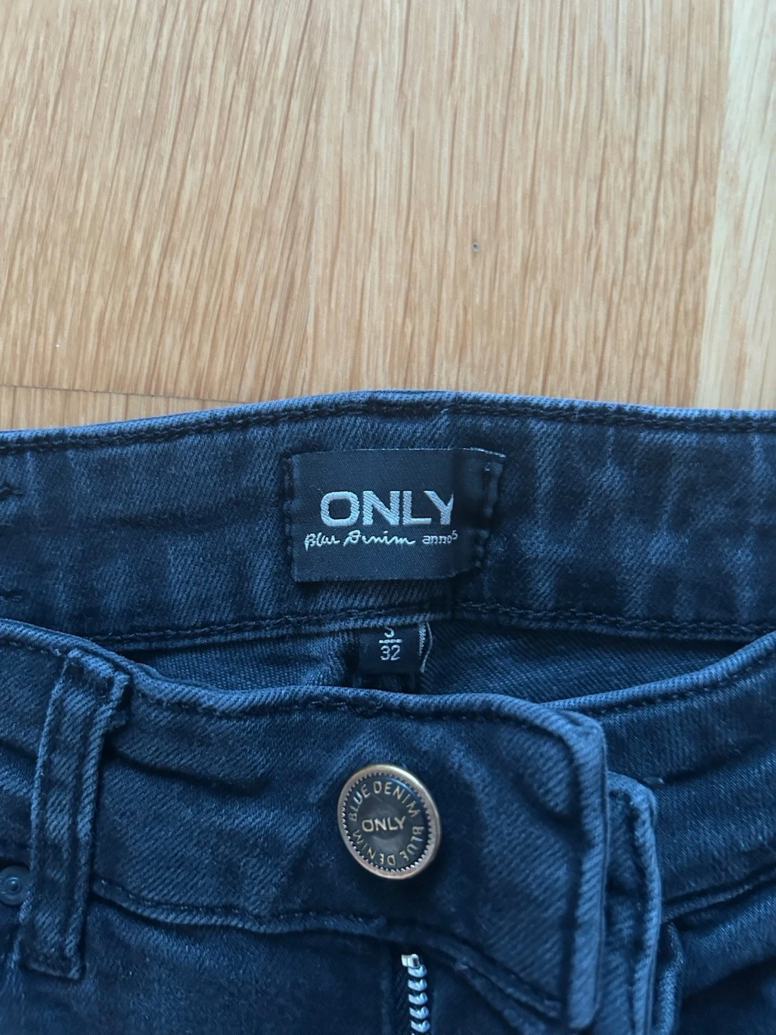 Svarta utsvängda jeans från Only - 2