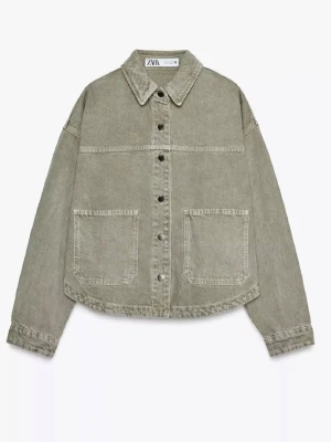 Grön jeans jacka från Zara  - Grön jeans jacka från Zara som jag nu säljer då den inte används. Den är i nytt skick då den inte är använd så mycket. Skriv för fler bilder!