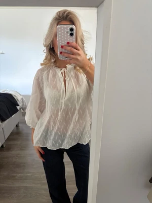 Vit blus - Säljer min jättefina vita blus med trekvarts armar, och knytning upptill till! Säljer den på grund av att den tyvärr inte kommer till användning längre💕