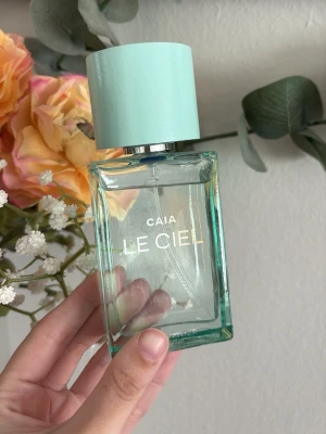 CAIA Le Ciel Eau de Parfum - Fräsch parfym från CAIA med namnet Le Ciel. Se bild för hur mycket som är kvar🌷 Flaskan är 50ml storleken.