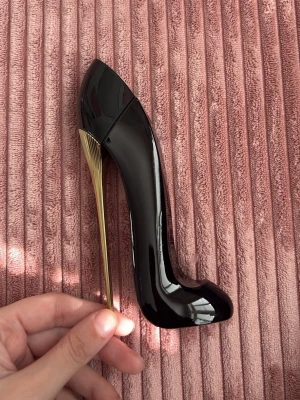 Good Girl parfym 30ml - Säljer en Carolina Herrera Good Girl parfym i en unik flaska formad som en svart stilettklack med guldfärgad klack. 🌷 Har inte kvar förpackningen, den är 95% full för har testat den. Storleken är 30ml. Köpt för 699kr på kicks. 