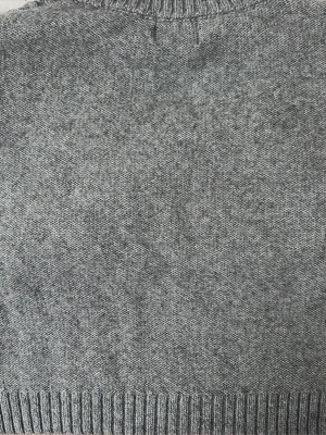 Grå kabelstickad tröja - Säljer en grå kabelstickad tröja med rund hals och ribbade muddar. Tröjan har ett klassiskt flätmönster på framsidan och ärmarna, vilket ger en snygg och tidlös look. Perfekt för dig som gillar stilrena och mysiga plagg.