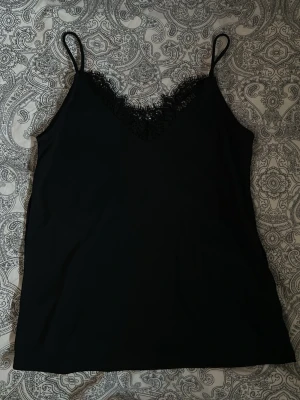 Linne med spets från H&M - Svart linne med spets från H&M. Storlek xs men lite lösare i passformen. 