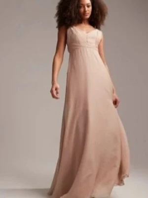 Ljusrosa balklänning med v-ringning - Elegant ljusrosa långklänning med v-ringad hals och breda axelband. Klänningen har ett flytande, svepande tyg och markerad midja som ger en feminin siluett. Perfekt för bal, student eller sommarens fester. Materialet ser ut att vara chiffong eller liknande lätt tyg. Lite smutsig vid fötterna där den kan behöva tvättas!!🌸🌸