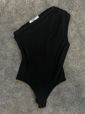 Body NA-KD - Svart body från NAKD i storlek Xs💓