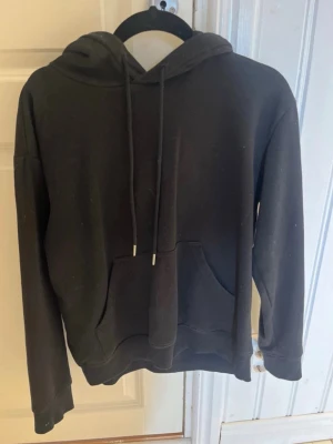 Svart hoodie  - Säljer min svarta hoodie, hör av er vid frågor🤍