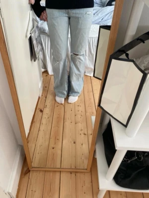 Ljusblå slitna raka jeans - Säljer ett par ljusblå jeans med loose bootcut! Jag har själv sytt om de! De är lågmidjade och så himla snygga, postar samma dag man köper. Skriv gärna om ni har frågor💛